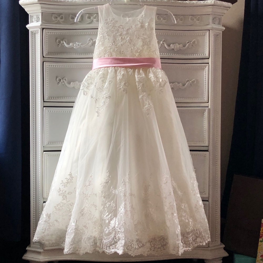 Cream Scoop Neck Sleeveless Wedding Gown